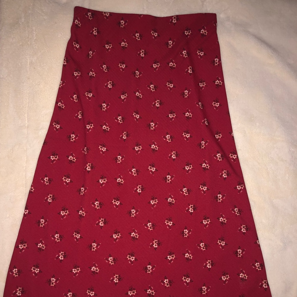 NWOT neverworn red, floral, midi skirt. Size Xs but would also comfortably Fit S
